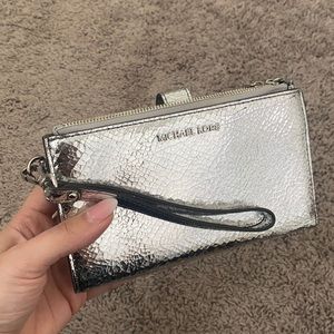 Adele smartphone wallet